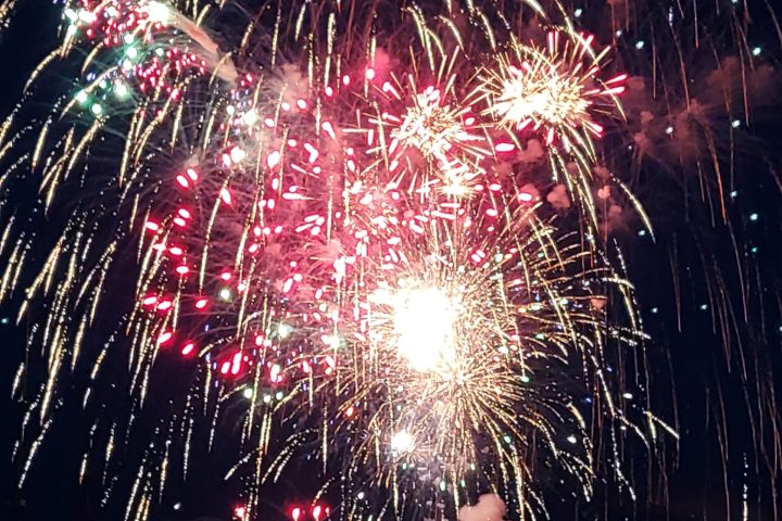 large harbor fireworks display as seen on Hardy Boat Cruises fireworks cruise